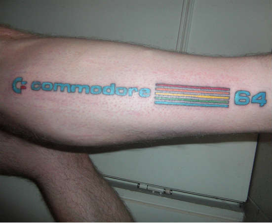 Tatuagem do logo da Apple é fichinha comparado a essa homenagem ao Commodore Tatuagem do logo da Apple é fichinha comparado a essa homenagem ao Commodore