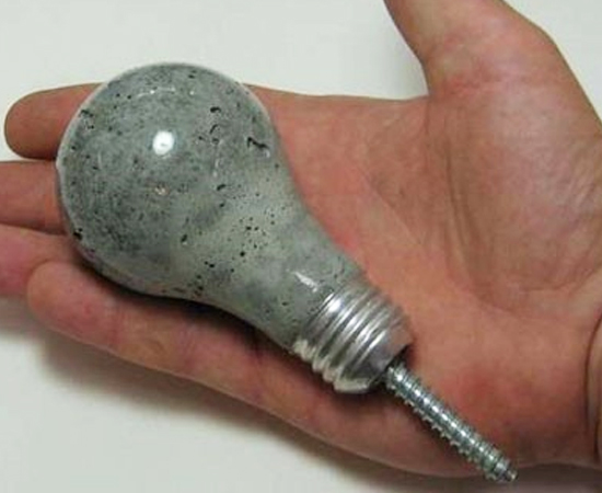 Este é um exemplo de cabide feito com uma lâmpada queimada. A ampola de vidro foi preenchida com concreto e um parafuso foi fixado ao bocal. Este é um exemplo de cabide feito com uma lâmpada queimada. A ampola de vidro foi preenchida com concreto e um parafuso foi fixado ao bocal.