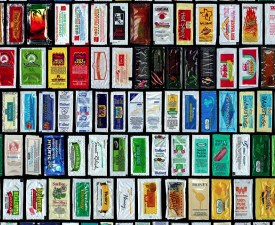 Desde 2003, Chris Harne coleciona saquinhos de condimentos. Sua paixão por ketchups, mostardas e maioneses o levou a fazer um museu virtual sobre o assunto, a Condiment Packet Gallery