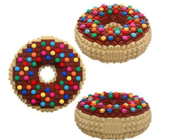 Este artista fez donuts coloridos com várias peças de Lego. Este artista fez donuts coloridos com várias peças de Lego.