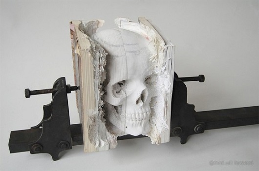 Sete livros de informática desatualizados foram utilizados pelo artista Maskull Lasserre para fazer essa escultura em formato de crânio humano. Sete livros de informática desatualizados foram utilizados pelo artista Maskull Lasserre para fazer essa escultura em formato de crânio humano.