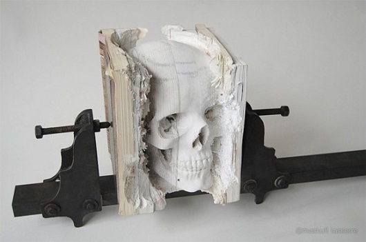 Sete livros de informática desatualizados foram utilizados pelo artista Maskull Lasserre para fazer essa escultura em formato de crânio humano.