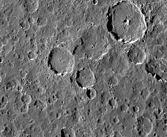 Nesta foto é possível ver detalhes de Calisto. A lua é tão cheia de crateras, que novos impactos de meteoritos criariam depressões sobre as já existentes.