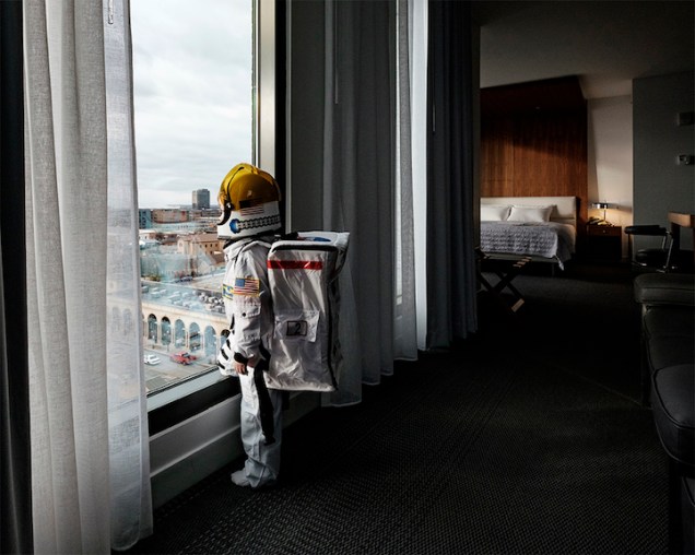 O quarto de hotel de Aaron e seu filho, Harry, lembra uma super nave espacial.
