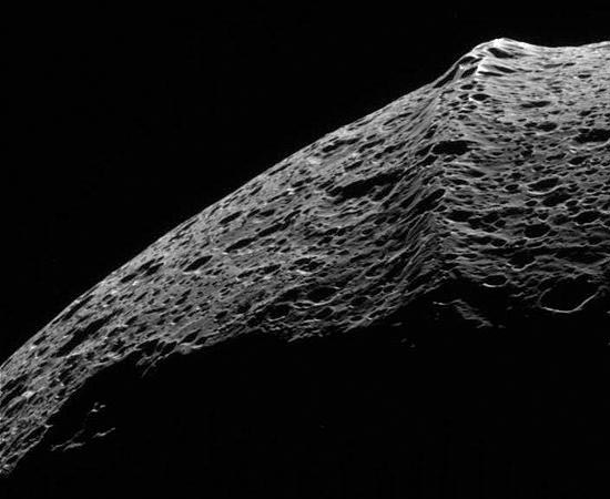 Uma das particularidades de Jápeto é esta crista equatorial, que delimita os dois hemisférios da Lua. Não se sabe como a saliência de 13 km de altura foi formada.