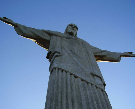 O Brasil também entrou na lista com a estátua do Cristo Redentor, no Rio de Janeiro. Você sabia que atrás dos pedaços de pedra-sabão que forram a estátua existem nomes escritos? São nomes de amigos e familiares das mulheres que fizeram o revestimento.