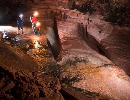 O nome oficial é Caverna Charles Brewer Carías, mas ela é conhecida mesmo de outra forma: Caverna do Fantasma. Ela fica na Venezuela, e dentro dela tem até um rio, uma cachoeira e um lago.