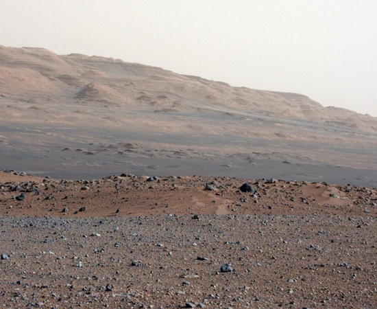 CURIOSITY - No dia 6 de agosto de 2012, a sonda aterrissou em solo marciano. A Nasa liberou a primeira imagem em alta resolução no dia 29 do mesmo mês.