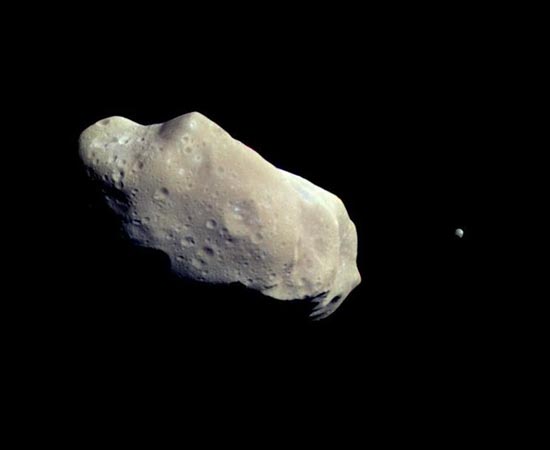 Este pequeno ponto à direita da imagem é a lua Dactyl, um pequeno satélite natural que orbita o asteroide 243 Ida - localizado no Cinturão de Asteroides, entre as órbitas de Marte e Júpiter. Foi descoberto em 1994 pela cientista Ann Harch.