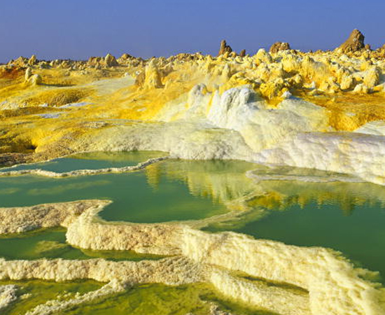 Viajar para um deserto pode ser bem interessante, principalmente se for em uma região repleta de vulcões! É o caso do Deserto de Danakil, localizado no ‘Chifre Africano’ (Etiópia). Ele é tão inóspito que possui uma crosta de sal. Apesar do calor de 60°, mais de 130 mil pessoas moram lá.