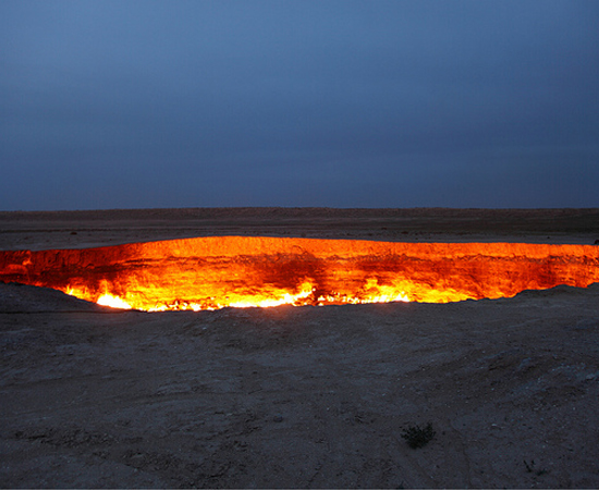 Dizem que se você for a Darvaza, no Turcomenistão pode encontrar o Portão do Inferno. A lenda surgiu na década de 1970, quando mineradores descobriram esta caverna flamejante.