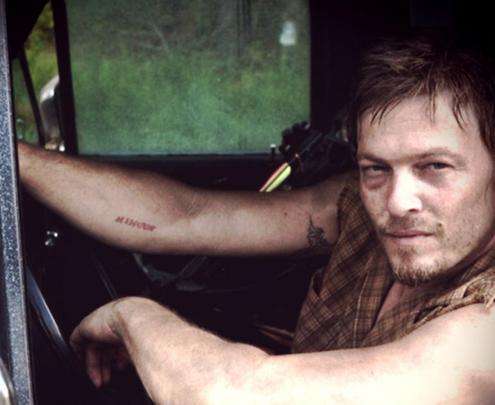 Daryl Dixon (The Walking Dead) - Enquanto outros personagens da série aproveitam o apocalipse zumbi para encontrar o amor, Daryl permanece na solidão. Em um dos episódios, ele chega a ganhar um beijinho carinhoso de Carol, mas não sabe retribuir a atenção. Daryl Dixon (The Walking Dead) - Enquanto outros personagens da série aproveitam o apocalipse zumbi para encontrar o amor, Daryl permanece na solidão. Em um dos episódios, ele chega a ganhar um beijinho carinhoso de Carol, mas não sabe retribuir a atenção.