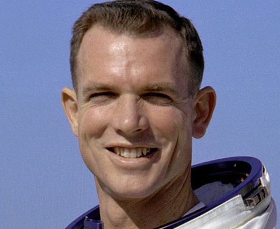 DAVE SCOTT - Astronauta americano que se tornou um dos doze homens a pisar na Lua. Também foi o primeiro homem a dirigir um veículo no satélite.