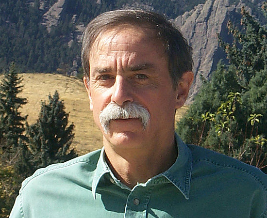 DAVID J. WINELAND - Físico americano, pesquisador do Instituto Nacional de Padrões e Tecnologia (NIST). Foi agraciado pelo Nobel de Física de 2012 por desenvolver métodos experimentais inovadores que permitem a medição e a manipulação de sistemas quânticos individuais.