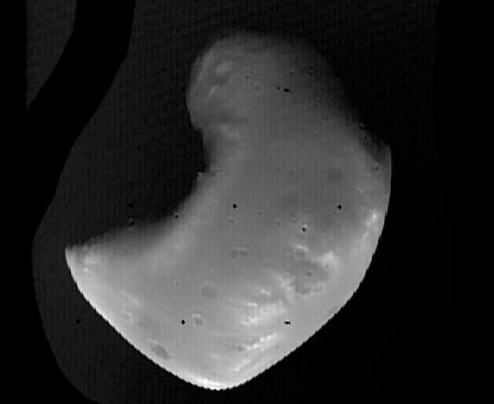 Esta é Deimos, a segunda lua de Marte e a menor lua reconhecida do Sistema Solar. Por ter um formato irregular, cientistas acreditam que se trate de um asteroide capturado pela força gravitacional marciana. Apesar de pequeno, quando visto de Marte, apresenta um brilho forte, parecido com o brilho de Vênus - visto por um observador d a Terra.