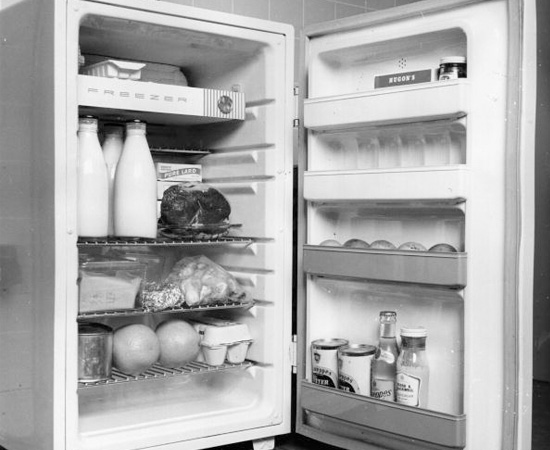 A máquina do tempo, que foi construída por Doc Brown no DeLorean, deveria ser uma geladeira (sim, uma geladeira!) no projeto original. A ideia só não foi aceita pelos produtores porque havia o receio que crianças escalassem ou entrassem nos eletrodomésticos.