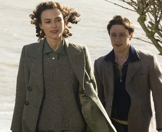 Desejo e reparação (Joe Wright, 2007) - Quando a jovem Briony acusa Robbie, o namorado de sua irmã Cecilia, a estuprar uma adolescente, a vida de todos os envolvidos é afetada. Para escapar da prisão, Robbie escolhe lutar na a 2ª Guerra Mundial, com o sonho de um dia reencontrar Cecilia. Muito tempo depois, eles se veem novamente. Mas nada será como antes. Desejo e reparação (Joe Wright, 2007) - Quando a jovem Briony acusa Robbie, o namorado de sua irmã Cecilia, a estuprar uma adolescente, a vida de todos os envolvidos é afetada. Para escapar da prisão, Robbie escolhe lutar na a 2ª Guerra Mundial, com o sonho de um dia reencontrar Cecilia. Muito tempo depois, eles se veem novamente. Mas nada será como antes.