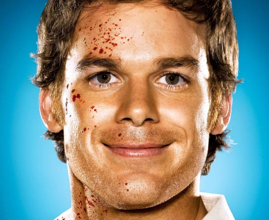 Dexter é o protagonista da série homônima. Ele é um serial killer que trabalha como perito criminal do Departamento de Polícia de Miami. Dexter é o protagonista da série homônima. Ele é um serial killer que trabalha como perito criminal do Departamento de Polícia de Miami.