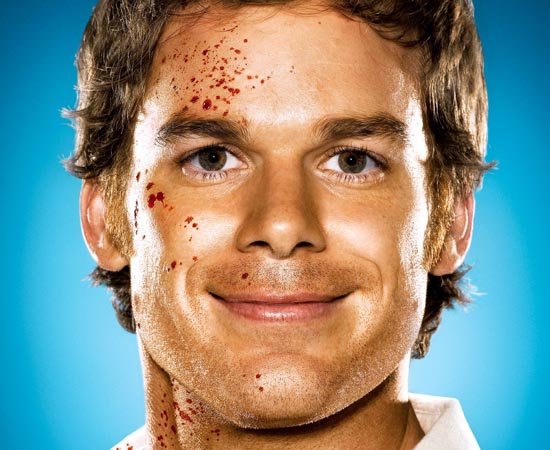 Dexter é o protagonista da série homônima. Ele é um serial killer que trabalha como perito criminal do Departamento de Polícia de Miami.