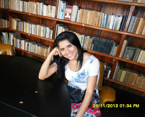 A Samara Almeida é acadêmica da UFVJM e escolheu a biblioteca para representar o seu amor infinito pelo conhecimento.