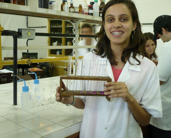 A leitora Giovanna Mathedi enviou uma foto demonstrando seu amor pela ciência. A leitora Giovanna Mathedi enviou uma foto demonstrando seu amor pela ciência.