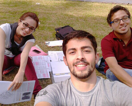 O leitor assíduo Gustavo Wolff e seus amigos, Acsa Mesquita e Guilherme Pereira, estudando. Eles são alunos do curso de medicina na Universidade Estadual de Londrina (UEL). O leitor assíduo Gustavo Wolff e seus amigos, Acsa Mesquita e Guilherme Pereira, estudando. Eles são alunos do curso de medicina na Universidade Estadual de Londrina (UEL).