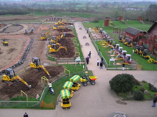 Com unidades na Inglaterra e nos Estados Unidos, a Diggerland é um parque temático de tratores. Sim, é isso mesmo que você leu.