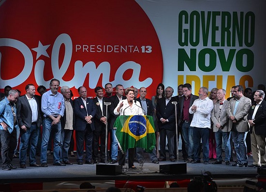Depois de muitas reviravoltas, Dilma Rousseff, do PT, foi reeleita para a presidência do Brasil. Ela bateu o candidato Aécio Neves, do PSDB, no segundo turno. Depois de muitas reviravoltas, Dilma Rousseff, do PT, foi reeleita para a presidência do Brasil. Ela bateu o candidato Aécio Neves, do PSDB, no segundo turno.