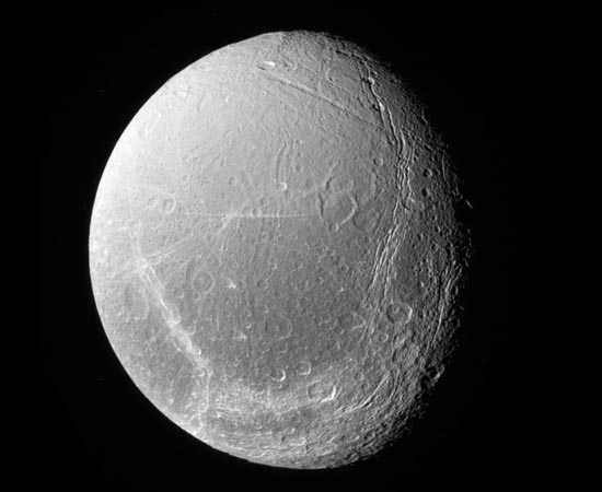 Dione é uma das maiores luas de Saturno. Orbita uma região próxima ao gigantesco anel E do planeta. Sua superfície é cheia de penhascos de gelo, criados por movimentações tectônicas.