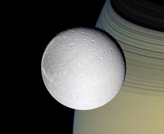Nesta imagem tirada pela sonda Cassini é possível ver Dione em frente ao planeta Saturno.