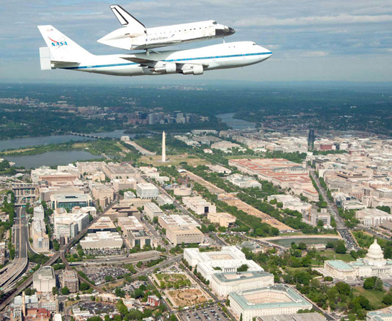 No dia 17 de abril, o ônibus espacial Discovery fez seu último voo. A nave, usada pela Nasa desde 1984, agora faz parte de um museu americano.