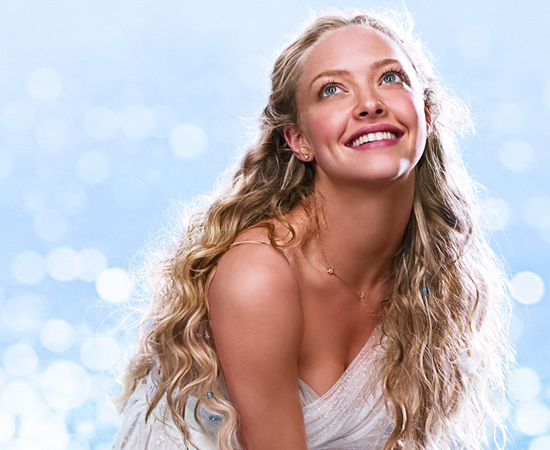 A atriz Amanda Seyfried aparece com um pescoço gigante em uma das imagens de divulgação do filme Mamma Mia.