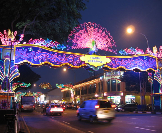 Em Singapura, o Festival das Luzes é comemorado em uma área iluminada de 2 km de extensão, no bairro de Little India. Em Singapura, o Festival das Luzes é comemorado em uma área iluminada de 2 km de extensão, no bairro de Little India.