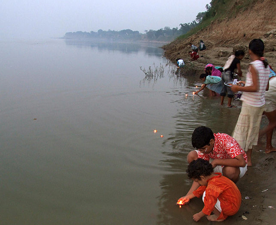 Na Índia, os religiosos têm o costume de acender diyas flutuantes no Rio Ganges.