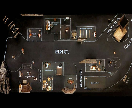 Dogville é a cidade fictícia do filme homônimo dirigido por Lars von Trier. Ela está localizada no fim de uma estrada para as Montanhas Rochosas dos Estados Unidos. Apenas as marcações das casas aparecem nas cenas. Dogville é a cidade fictícia do filme homônimo dirigido por Lars von Trier. Ela está localizada no fim de uma estrada para as Montanhas Rochosas dos Estados Unidos. Apenas as marcações das casas aparecem nas cenas.