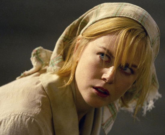 Dogville (Lars von Trier, 2003) - Não é só a reviravolta. O filme, que inclui um cenário minimalista e atuações excelentes, vale pela experiência. É assim. Uma mulher fugitiva se refugia em uma pequena cidade do Colorado. Quando os habitantes descobrem que ela está sendo procurada, começam a explorá-la, em troca do segredo sobre o seu paradeiro. Embora tenha aceitado toda a humilhação calada, a mulher é denunciada do mesmo jeito e, finalmente encontrada. E você descobre que valeu a pena esperar quase duas horas de tortura psicológica. Dogville (Lars von Trier, 2003) - Não é só a reviravolta. O filme, que inclui um cenário minimalista e atuações excelentes, vale pela experiência. É assim. Uma mulher fugitiva se refugia em uma pequena cidade do Colorado. Quando os habitantes descobrem que ela está sendo procurada, começam a explorá-la, em troca do segredo sobre o seu paradeiro. Embora tenha aceitado toda a humilhação calada, a mulher é denunciada do mesmo jeito e, finalmente encontrada. E você descobre que valeu a pena esperar quase duas horas de tortura psicológica.