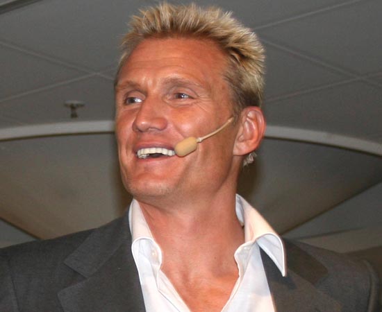 O ator, diretor e lutador Dolph Lundgren também é mestre em Engenharia Química pela Universidade de Sydney. Ele tem Q.I. de 160 e fala sete idiomas: sueco (sua língua materna), inglês, alemão, francês, espanhol, japonês e italiano. O ator, diretor e lutador Dolph Lundgren também é mestre em Engenharia Química pela Universidade de Sydney. Ele tem Q.I. de 160 e fala sete idiomas: sueco (sua língua materna), inglês, alemão, francês, espanhol, japonês e italiano.