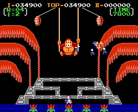 DONKEY KONG 3 (1986) - Esta é uma sequência que fez bastante sucesso. O objetivo do jogo é proteger a estufa de Stanley, um rapaz muito preocupado com suas flores (ameaçadas pelos insetos do macaco).