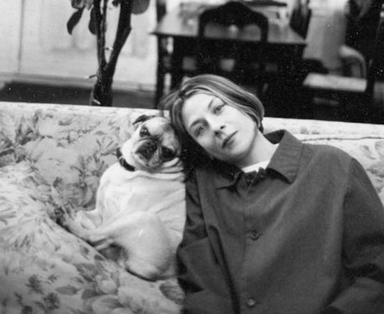 Donna Tartt e sua pug Pongo. Ela é escritora e romancista. Ficou famosa pelo best seller A História Secreta (1992).