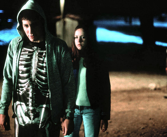 Donnie Darko (Richard Kelly, 2001) - Donnie Darko é um adolescente problemático. Um dia, ele recebe a visita de um coelho monstro gigante que o tira de casa no exato momento em que um motor de avião cai do céu bem na cama do garoto. Daí por diante, Donnie começa a ter os primeiros momentos felizes de sua vida, apesar de saber que nada disso vai durar para sempre. É que o coelho gigante lhe disse que o mundo vai acabar. Donnie Darko (Richard Kelly, 2001) - Donnie Darko é um adolescente problemático. Um dia, ele recebe a visita de um coelho monstro gigante que o tira de casa no exato momento em que um motor de avião cai do céu bem na cama do garoto. Daí por diante, Donnie começa a ter os primeiros momentos felizes de sua vida, apesar de saber que nada disso vai durar para sempre. É que o coelho gigante lhe disse que o mundo vai acabar.