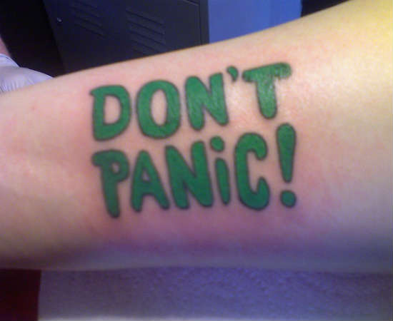 Se você estiver longe do seu Guia do Mochileiro das Galáxias, é bom ter outra forma de lembrar para não entrar em pânico Se você estiver longe do seu Guia do Mochileiro das Galáxias, é bom ter outra forma de lembrar para não entrar em pânico