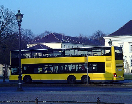 Outro ônibus capaz de levar muito mais gente é o de dois andares, comum em Londres e usado também em outras cidades europeias. O da foto circulava em Berlim, na Alemanha.