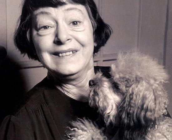 Dorothy Parker ao lado de sua cachorra Misty. A escritora americana ficou conhecida por seus roteiros de filmes. Ela é autora de Nasce Uma Estrela.