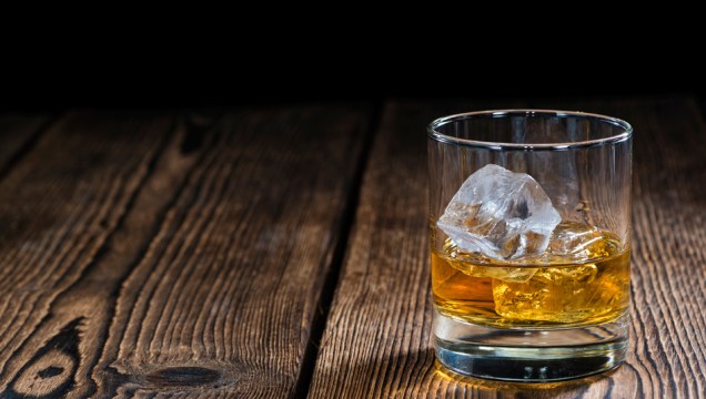 ÁLCOOL: apesar de ser considerada uma droga legal, o álcool possui muitos efeitos nocivos no cérebro. Por isso, a substância ficou em sexto lugar no ranking criado pelo estudo de Nutt.