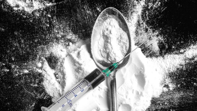 HEROÍNA: ela recebeu três de pontuação (de um máximo de três) na análise de Nutt. Segundo o estudo, essa droga dá a mesma quantidade de sensação de prazer que a cocaína. Porém, a heroína causa mais dependência física e psicológica ao usuário.