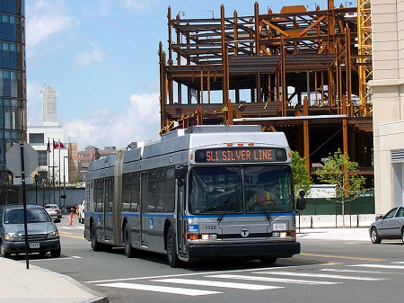 Com tecnologia híbrida, esse tipo de ônibus pode usar vários tipos de energia. O da foto está com os cabos de energia elétrica recolhidos e se move usando diesel. Com tecnologia híbrida, esse tipo de ônibus pode usar vários tipos de energia. O da foto está com os cabos de energia elétrica recolhidos e se move usando diesel.