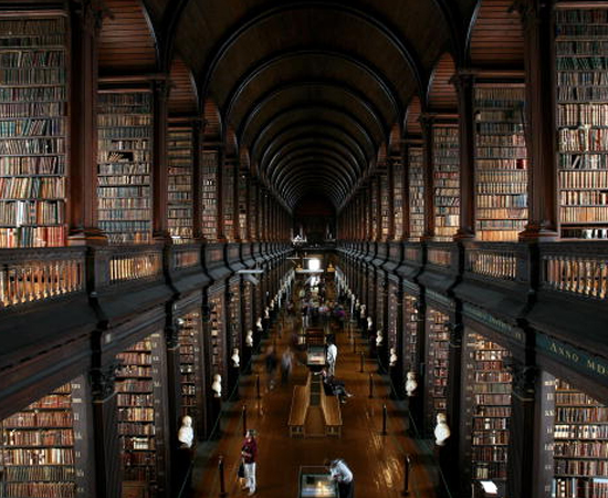 BIBLIOTECA DO COLÉGIO DA TRINDADE - Tem o maior acervo da Irlanda: 4,5 milhões de volumes. Guarda o famoso Livro de Kells, um manuscrito feito por monges celtas por volta do ano 800.