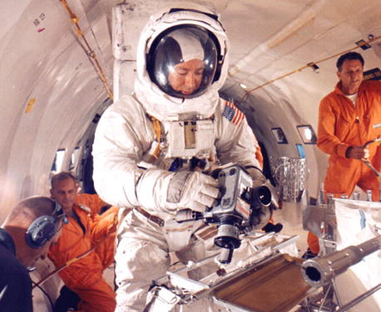 EDGAR MITCHELL - Astronauta e engenheiro americano. Foi o sexto homem a pisar na Lua. Durante a missão Apollo 14, explorou o solo do satélite durante mais de 9 horas. EDGAR MITCHELL - Astronauta e engenheiro americano. Foi o sexto homem a pisar na Lua. Durante a missão Apollo 14, explorou o solo do satélite durante mais de 9 horas.