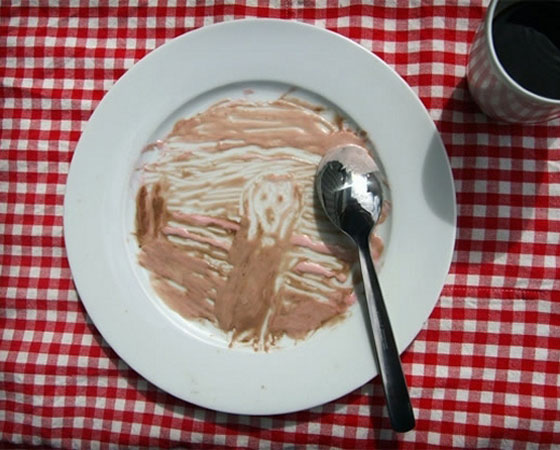 O Grito é uma das pinturas mais famosas no mundo todo. Aqui, a obra de Edvard Munch aparece recriada em um prato com sorvete derretido.