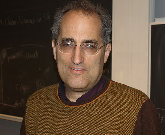 EDWARD WITTEN (1951) - Físico e matemático americano, famoso por suas pesquisas relacionadas à Teoria das Cordas. O asteroide 11349 Witten foi batizado em sua homenagem. EDWARD WITTEN (1951) - Físico e matemático americano, famoso por suas pesquisas relacionadas à Teoria das Cordas. O asteroide 11349 Witten foi batizado em sua homenagem.